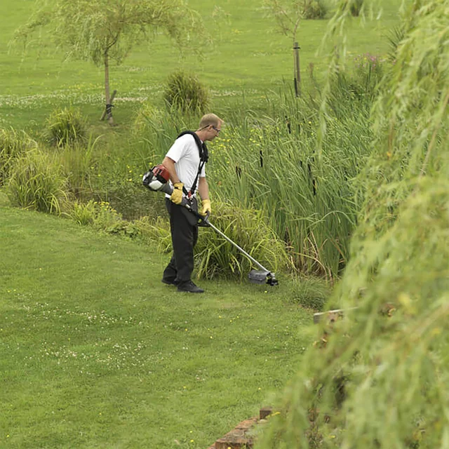 UMK 435 LE 4-stroke Petrol Brushcutter with Loop Handle