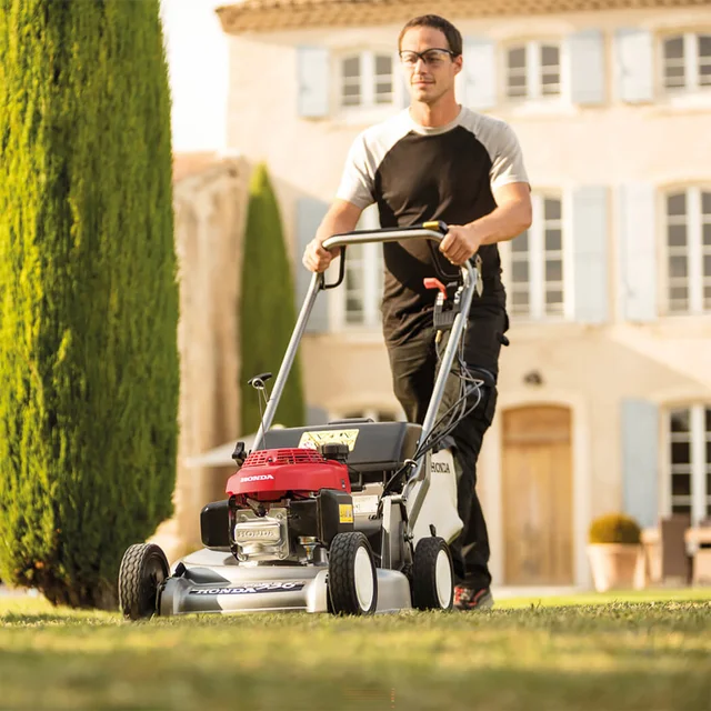 HRD 536 QX Self-propelled Petrol Lawnmower with Rear Roller