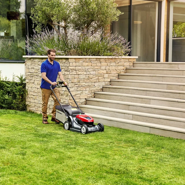 HRX 476 XB Cordless Lawnmower Bundle Inc. 6AH Battery & Fast Charger